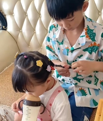 300 تسريحة مذهلة.. طفل يُحول شعر شقيقته إلى لوحات فنية