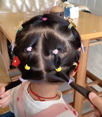 300 تسريحة مذهلة.. طفل يُحول شعر شقيقته إلى لوحات فنية