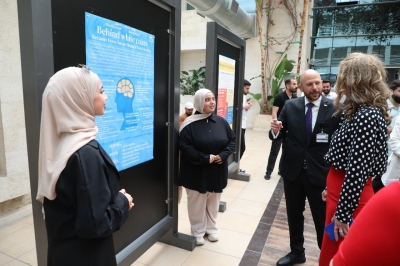 طلبة (الشرق الأوسط) يبدعون في مسابقة أفضل بوستر صحي توعوي