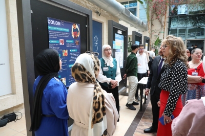 طلبة (الشرق الأوسط) يبدعون في مسابقة أفضل بوستر صحي توعوي