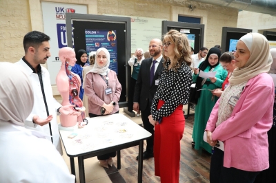 طلبة (الشرق الأوسط) يبدعون في مسابقة أفضل بوستر صحي توعوي