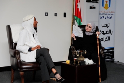 كلية الآداب والعلوم في عمان العربية تبرز مواهب طلبتها في عرض مسرحي مشوق بعنوان 