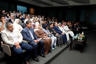 كلية الآداب والعلوم في عمان العربية تبرز مواهب طلبتها في عرض مسرحي مشوق بعنوان 