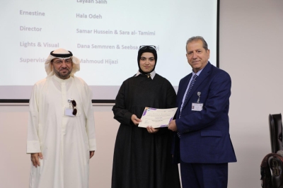 كلية الآداب والعلوم في عمان العربية تبرز مواهب طلبتها في عرض مسرحي مشوق بعنوان 