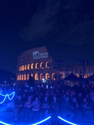 إضاءة الكولوسيوم في روما بألوان البترا