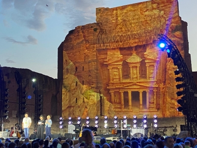 إضاءة الكولوسيوم في روما بألوان البترا