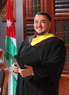 الأهل والأصدقاء يهنئون أيمن جمال بتخرّجه