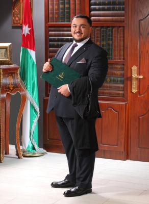 الأهل والأصدقاء يهنئون أيمن جمال بتخرّجه