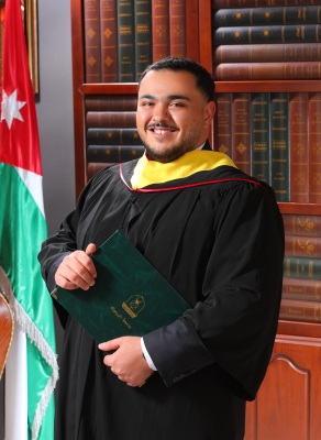 الأهل والأصدقاء يهنئون أيمن جمال بتخرّجه