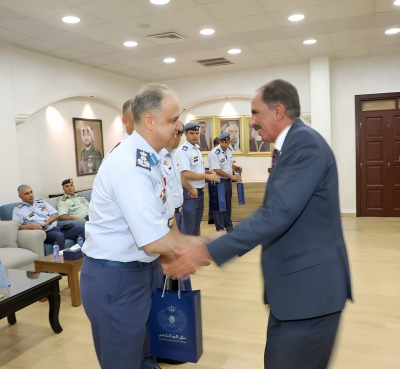 قائد سلاح الجو الملكي يكرّم الدكتور العساف من 