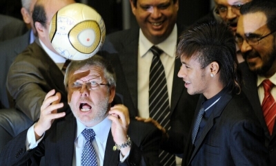 قطعة تراثية .. كرة نيمار ترسل سارقها إلى السجن 17 عاما!