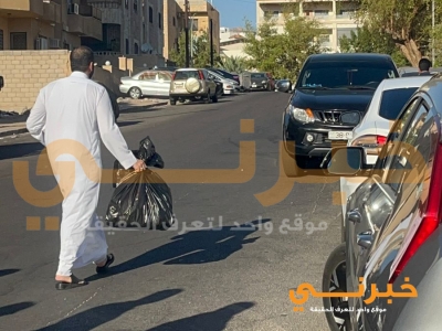 (خبرني) ينشر صورًا للنائب الرياطي خلال إخراج كيس أسود من مقر الحزب