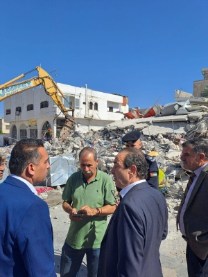 نقيب المهندسين يتفقد موقع انهيار عمارة في إربد