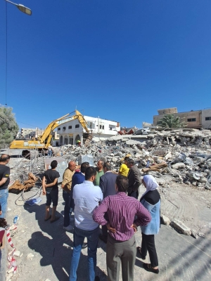 نقيب المهندسين يتفقد موقع انهيار عمارة في إربد