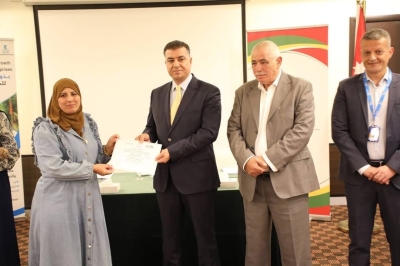 الحنيفات يرعى حفل تخريج المشاركين في مشروع (بذور)