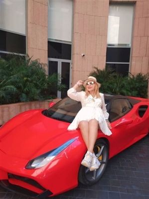 نادية الجندي في جلسة تصوير جريئة مع فيراري (صور)