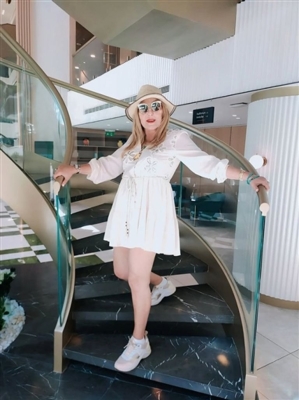 نادية الجندي في جلسة تصوير جريئة مع فيراري (صور)