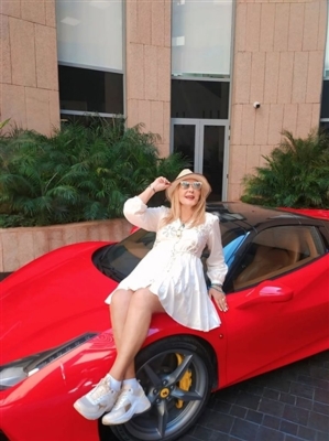 نادية الجندي في جلسة تصوير جريئة مع فيراري (صور)