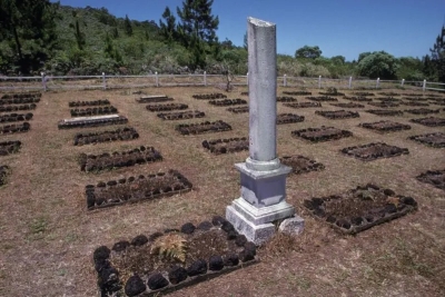 مقبرة لسجناء جزائريين في كاليدونيا الجديدة، في مستعمرة جزائية بجزيرة باينز