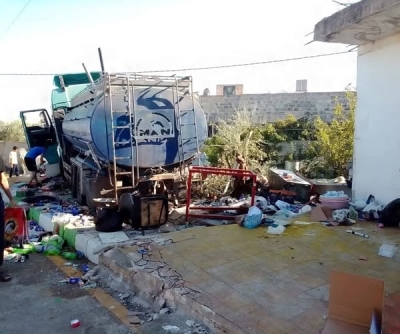 انحراف صهريج مياه يتسبب بأضرار مادية في أحد المحال التجارية بقرية حرثا