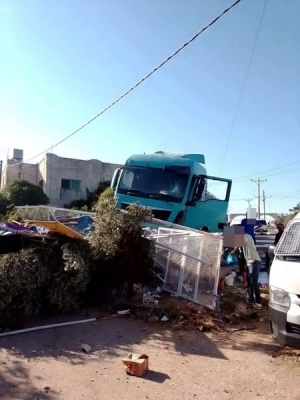 انحراف صهريج مياه يتسبب بأضرار مادية في أحد المحال التجارية بقرية حرثا