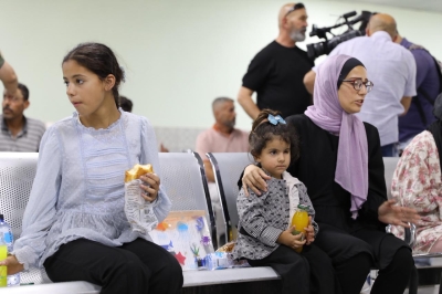 الدفعة الأكبر .. اجلاء 35 طفلا من غزة للعلاج في الأردن - صور