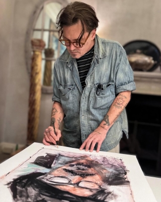 جوني ديب يفاجئ الجميع بموهبة فنية إضافية (صور)