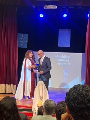 بالصور .. عمان الأهلية تحصد ثلاث جوائز بمهرجان المسرح الدولي بالإسكندرية عن عملها المسرحي 