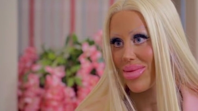 بريطانية تنفق ربع مليون جنيه إسترليني لتتحول إلى دمية باربي!