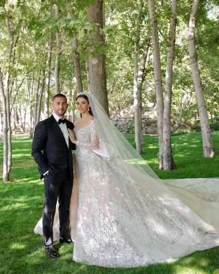 زين قطامي تتألق بفستان إيلي صعب في ختام زفاف أسطوري