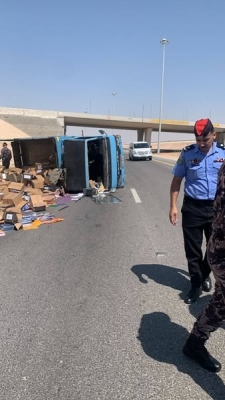 إغلاق مؤقت لمسرب على طريق الأزرق بسبب تدهور مركبة