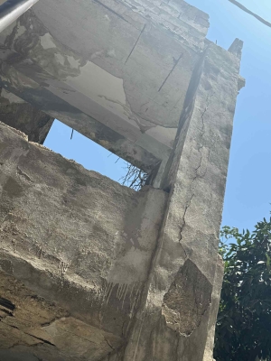 مواطنون يشتكون من مبنى آيل للسقوط بشارع حكما في اربد - صور