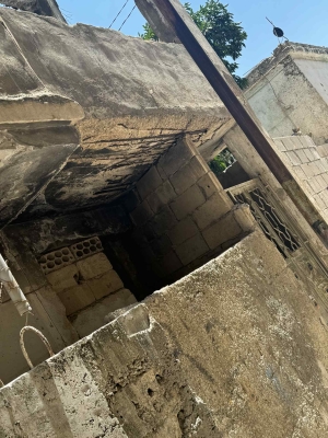 مواطنون يشتكون من مبنى آيل للسقوط بشارع حكما في اربد - صور