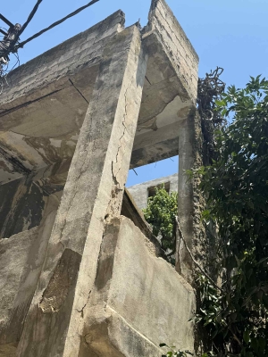 مواطنون يشتكون من مبنى آيل للسقوط بشارع حكما في اربد - صور