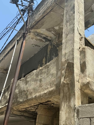 مواطنون يشتكون من مبنى آيل للسقوط بشارع حكما في اربد - صور