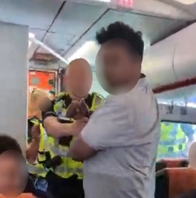 ذُعر وبكاء.. لحظة جنونية لركاب طائرة يحاصرون رجلاً صرخ معي قنبلة