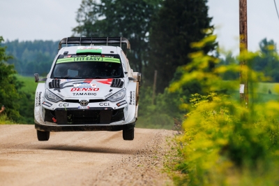 فريق تويوتا جازو للسباقات يحقق فوزًا تاريخيًا في رالي إستونيا