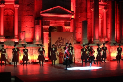 فرقة نادي الجيل تقدم فلكلور وتراث الشركس على المسرح الجنوبي