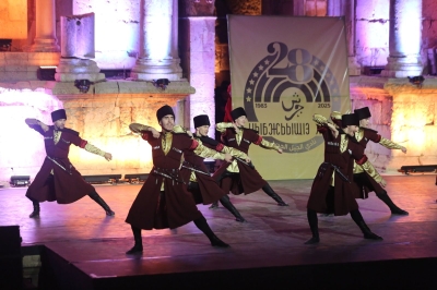 فرقة نادي الجيل تقدم فلكلور وتراث الشركس على المسرح الجنوبي