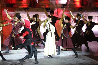 فرقة نادي الجيل تقدم فلكلور وتراث الشركس على المسرح الجنوبي