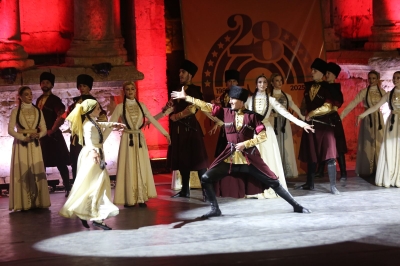 فرقة نادي الجيل تقدم فلكلور وتراث الشركس على المسرح الجنوبي