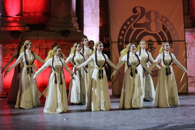 فرقة نادي الجيل تقدم فلكلور وتراث الشركس على المسرح الجنوبي