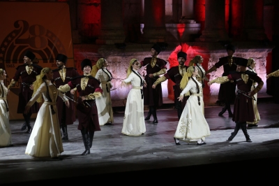 فرقة نادي الجيل تقدم فلكلور وتراث الشركس على المسرح الجنوبي