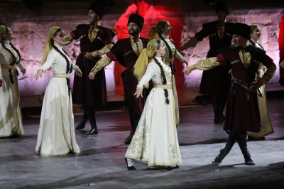 فرقة نادي الجيل تقدم فلكلور وتراث الشركس على المسرح الجنوبي