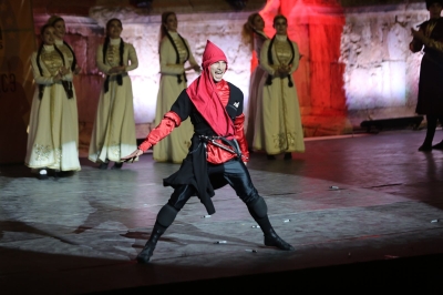 فرقة نادي الجيل تقدم فلكلور وتراث الشركس على المسرح الجنوبي