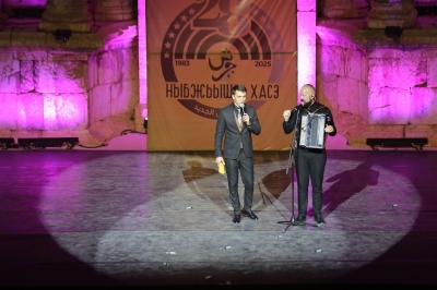 فرقة نادي الجيل تقدم فلكلور وتراث الشركس على المسرح الجنوبي