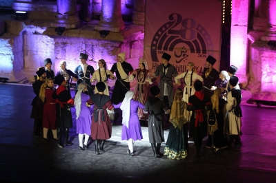 فرقة نادي الجيل تقدم فلكلور وتراث الشركس على المسرح الجنوبي