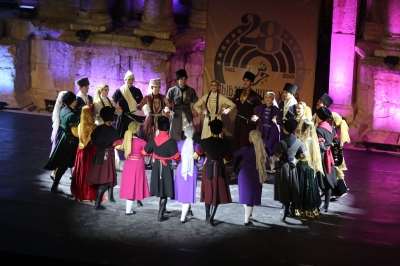 فرقة نادي الجيل تقدم فلكلور وتراث الشركس على المسرح الجنوبي