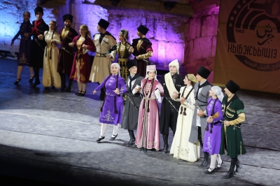 فرقة نادي الجيل تقدم فلكلور وتراث الشركس على المسرح الجنوبي