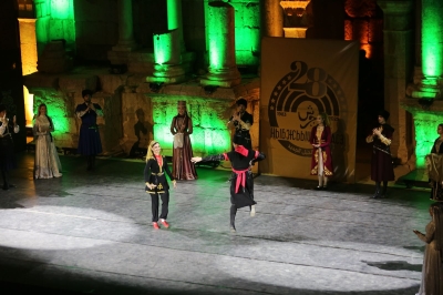 فرقة نادي الجيل تقدم فلكلور وتراث الشركس على المسرح الجنوبي